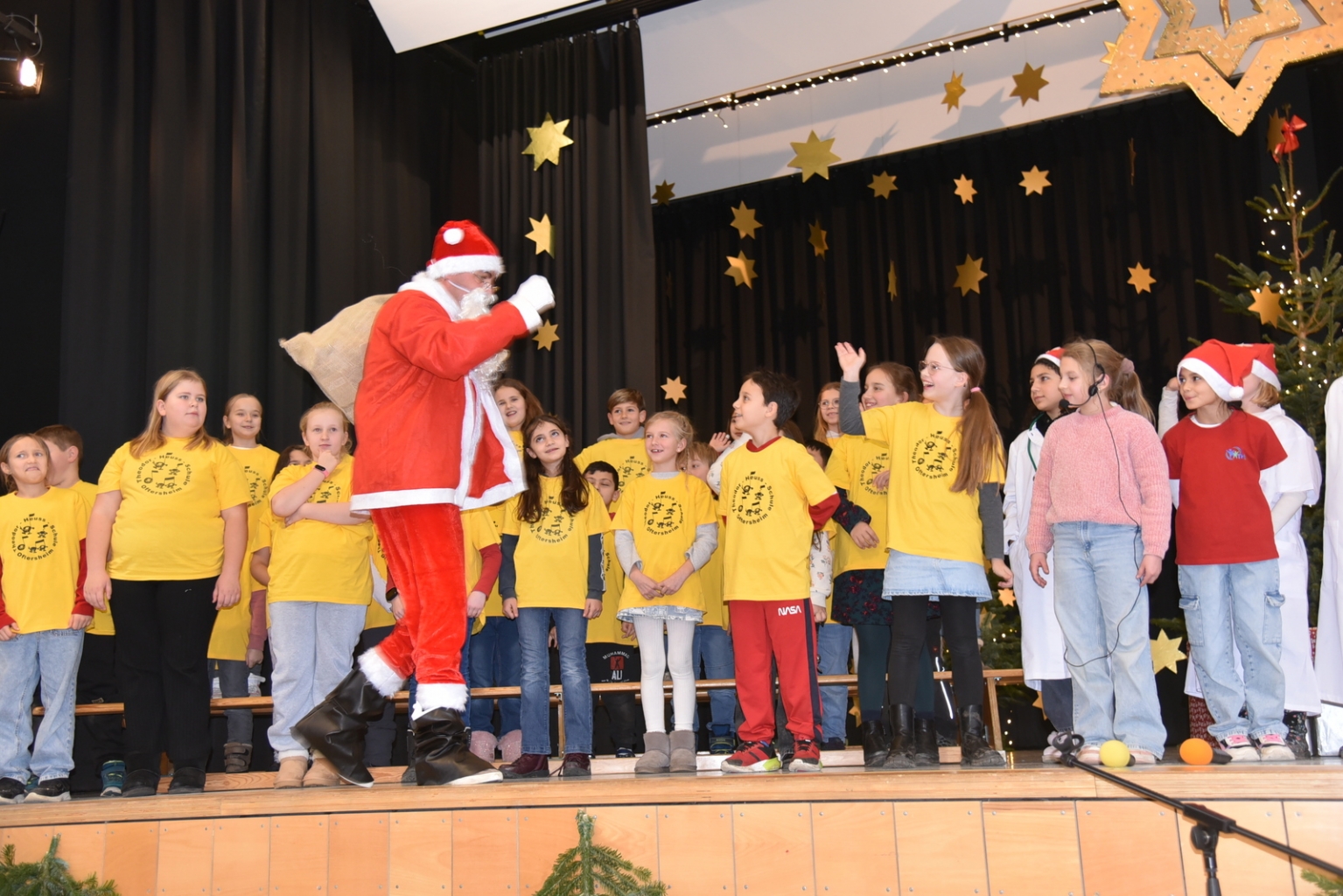 Zum Schluss wurden die Kinder vom Nikolaus noch mit Geschenken belohnt.