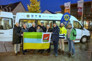 Spendenübergabe: Von links: Pascal Seidel (Bürgermeister Oftersheim) Volodymyr Motzor (Vize-Bürgermeister Kozelets) Oberbürgermeister von Schwetzingen Matthias Steffan, Sabine Stechl (Präsidentin Lionsclub Churpfalz), Dr. Siegfried Beichter (Präsident Lions Club Schwetzingen), Valentyn Bryhynets (Bürgermeister Kozelets), Nils Drescher (Bürgermeister Plankstadt), David Windisch (Azubi Stadt Plankstadt), Andreas Ernst (Bauamtsleiter Stadt Plankstadt). Foto: cheesy