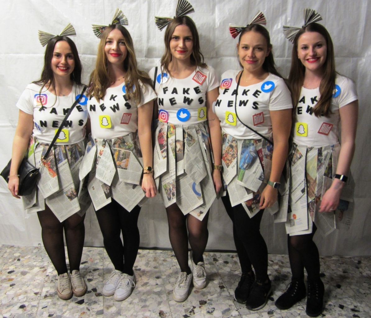 Die Kostüme waren wieder großartig. Hier fünf Frauen als Fake News verkleidet.
