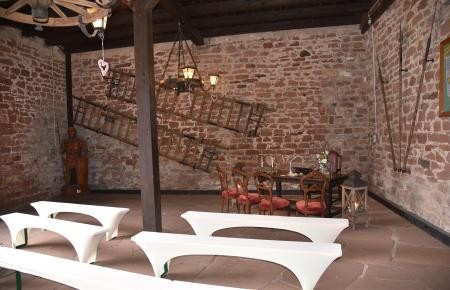 Trautisch mit den Sitzbänken