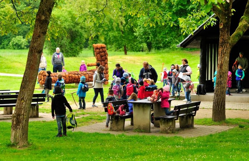Grillhütte Oftersheim mit spielenden Kindern Grillhütte Oftersheim mit spielenden Kindern