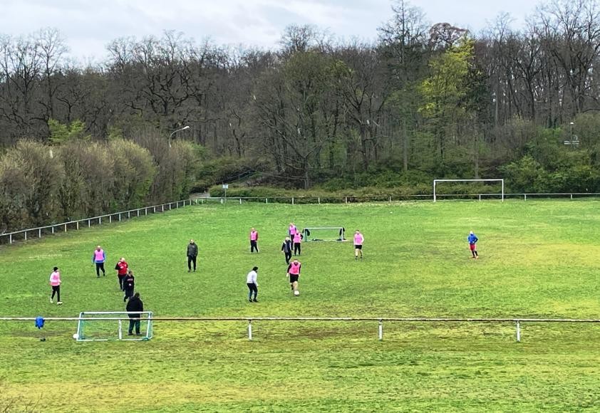 Gemeindesportplatz Gemeindesportplatz - Privatmannschaft beim Fußballspielen
