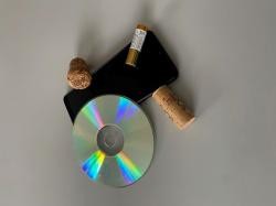 Bild von einem Weinkorken, einem Sektkorken, einem Handy, einer A-A Batterie und einer DVD. Bild von einem Weinkorken, einem Sektkorken, einem Handy, einer A-A Batterie und einer DVD.