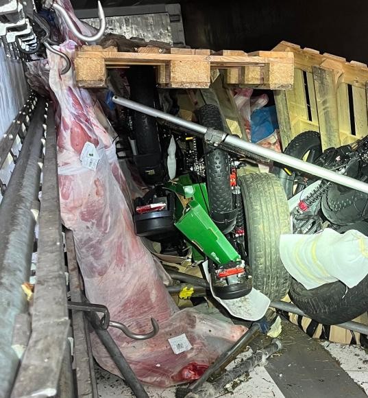 Autobahn-Unfall; Transport von Kalbfleisch zusammen mit diversen Gegenständen die nicht für den Transport zusammen mit Lebensmittel geeignet sind. Bild: Landratsamt RNK Autobahn-Unfall; Transport von Kalbfleisch zusammen mit diversen Gegenständen die nicht für den Transport zusammen mit Lebensmittel geeignet sind. Bild: Landratsamt RNK