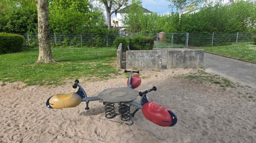 Spielgerät auf dem Spielplatz Gartenstraße Spielgerät auf dem Spielplatz Gartenstraße